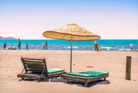 Лежаки и зонтики на Пляже Изтузу, Черепаший пляж, река Дальян, Средиземное море, Мармарис, Турция