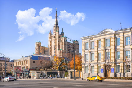Высотка на Кудринской площади и желтое такси, Москва