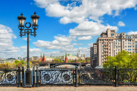 Кремль и Патриарший мост, Дом на Набережной, Москва