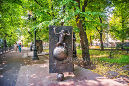 Скульптура басен Крылова, Мартышка и Очки, Патриаршие пруды, Москва