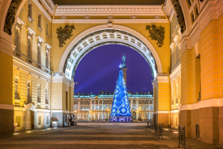 Арка Главный штаб, Эрмитаж и Дворцовая площадь, ночной Санкт-Петербург, елка в Новый год