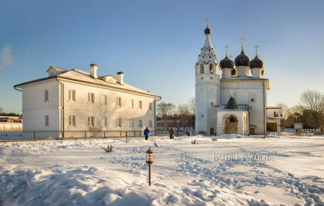 Морозный день в монастыре, Спасский монастырь, зимняя Верея, Подмосковье