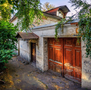 Старый жилой дом и ворота, Кимры, Тверская область