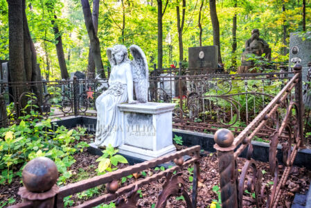 Введенское кладбище, скульптура девушки-ангела с крыльями, могила, Немецкое иноверческое кладбище, Москва