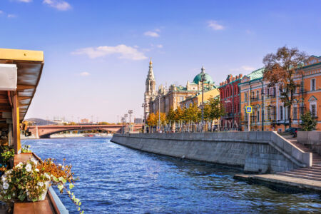 Москва-река с борта теплохода, Никольская церковь, Софийская набережная, Москва