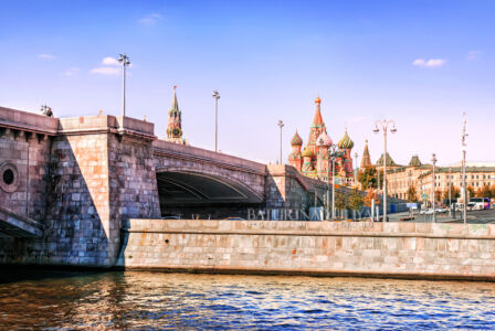 Вид с теплохода Волна по Москве-реке, Большой Москворецкий мост, Кремль, Москва
