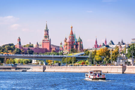 Вид с теплохода Волна по Москве-реке, Кремль, парк Зарядье, Москва