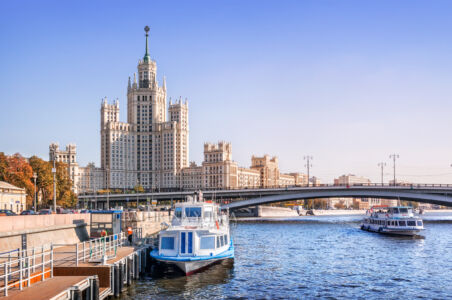 Вид с теплохода Волна по Москве-реке, высотка на Котельнической, Москва
