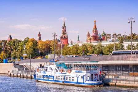 Вид с теплохода Волна по Москве-реке, Кремль, парк Зарядье, Москва