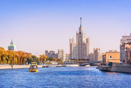 Вид с теплохода Волна по Москве-реке, высотка на Котельнической, Москва