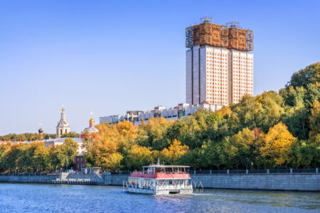 Москва-река с борта теплохода, РАН и Андреевский монастырь, Москва