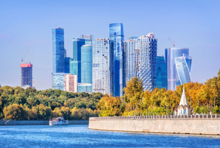 Москва-река с борта теплохода, высотки Москва-Сити и часовня в Лужниках, Москва