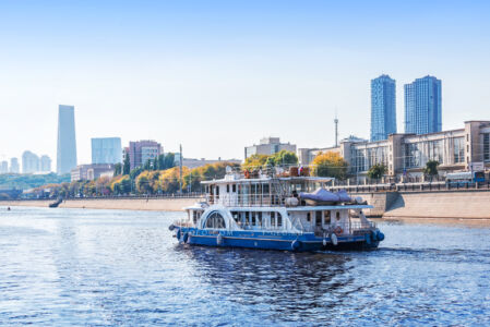 Москва-река с борта теплохода, встречный корабль Былина, Москва