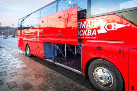 Красный автобус "Незабываемая Москва" на Пречистенской набережной Москвы-реки, Москва